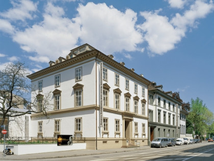 Das Antikenmuseum liegt zentral in der Basler Innenstadt