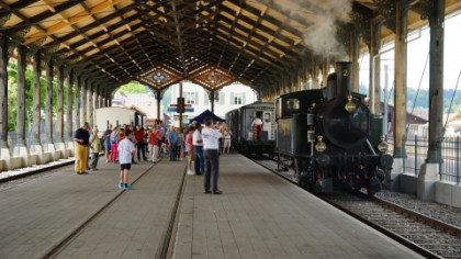 Betrieb in der historischen Bahnhofshalle in Bauma.