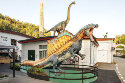 Stegosaurus empfängt die Museumbesucher vor dem Eingang.
