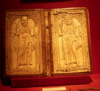 Elphenbeindiptychon mit den Aposteln Petrus und Paulus, 800
