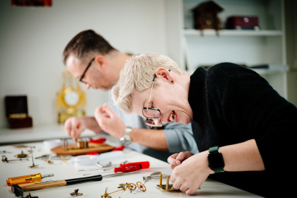 Beim Workshop, wie ein Uhrwerk zerlegt und wieder zusammengebaut wird. ©Thomas Brügger
