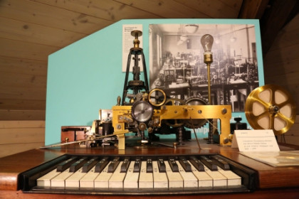 Vor der Schreibmaschine: Buchstaben auf Klaviertasten