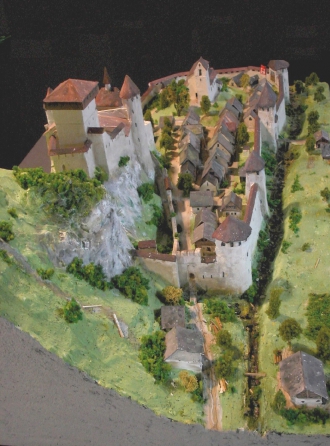 Modell von Burg und Städtchen Wimmis um 1330.