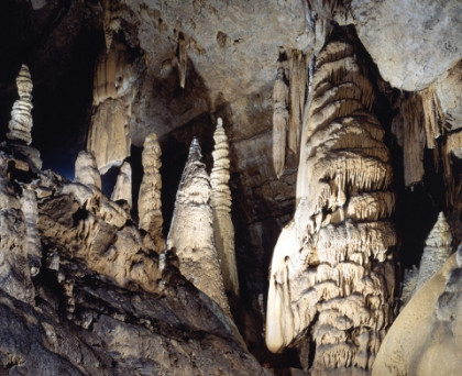 Derrière le dôme, plus grande concrétion des Grottes Suisse